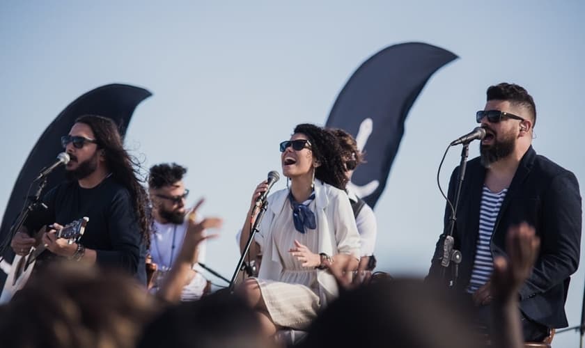 O primeiro single do projeto já foi lançado. “Noiva” estreou no canal VEVO da banda. (Foto: Divulgação).