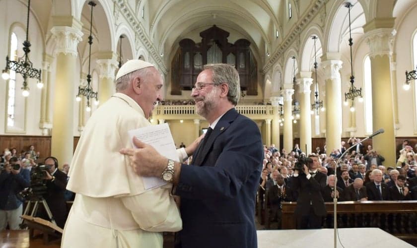 Papa Francisco cumprimenta o pastor Eugenio Bernardini em visita à Igreja Evangélica Valdense, na Itália. (Foto: PA)