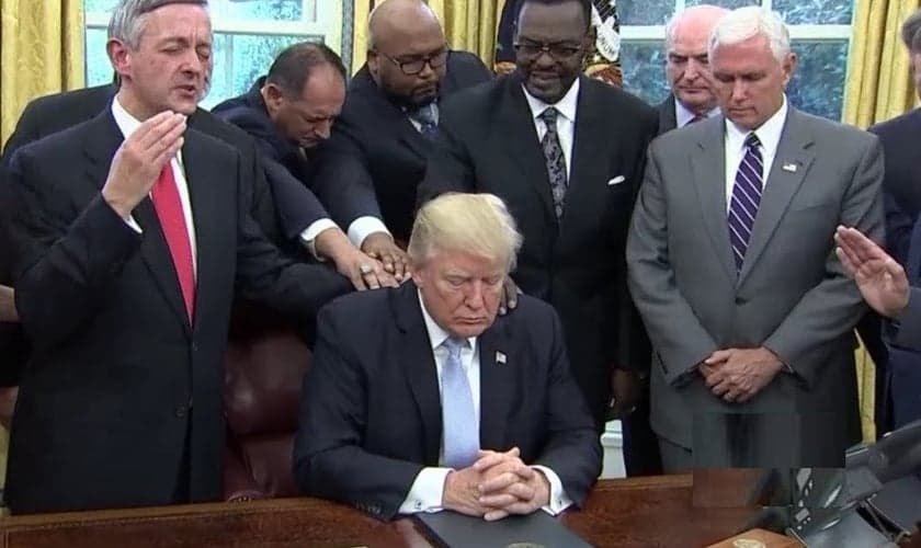 Líderes cristãos oram por Donald Trump, após pronunciamento oficial do presidente dos EUA sobre o furacão Harvey. (Imagem: Youtube)