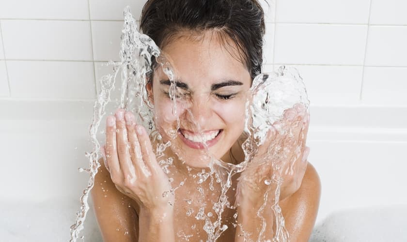 Procure o produto certo para limpar seu rosto. (Foto: Getty Images)