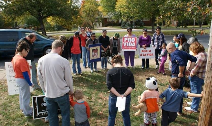 Ativistas cristãos pró-vida oram do lado de fora de clínicas de aborto, nos EUA. (Foto: The Stream)