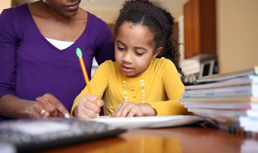 O homeschooling é praticado por 3.200 famílias brasileiras. (Foto: Reprodução)