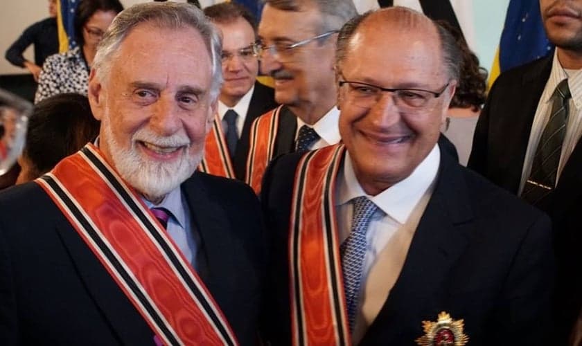 O pastor Carlos Alberto Bezerra recebeu de Alckmin a mais alta honraria de São Paulo. (Foto: Divulgação)