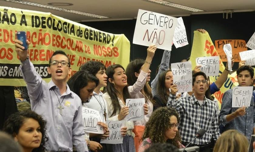 Manifestantes protestam contra a doutrinação ideológica nas escolas. (Foto: Carta Capital)