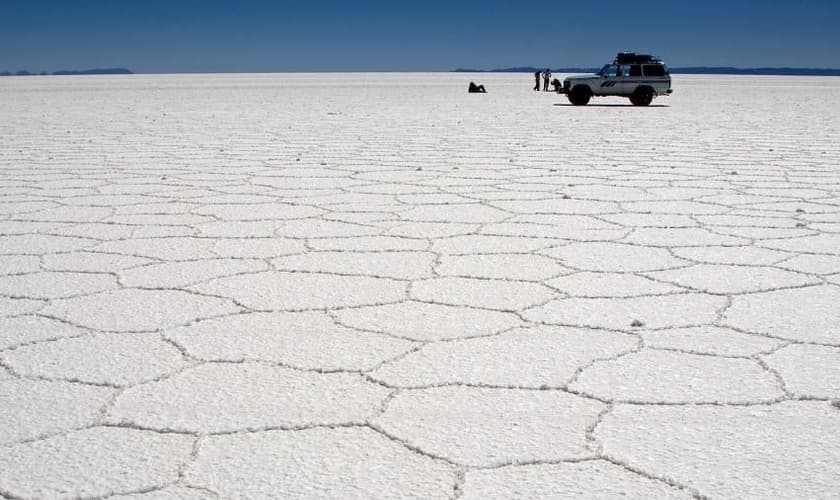 Salar do Uyuni, na Bolívia, não é bem uma estrada. É o maior deserto de sal no mundo. (Foto: Pedro Szekely/Creative Commons)