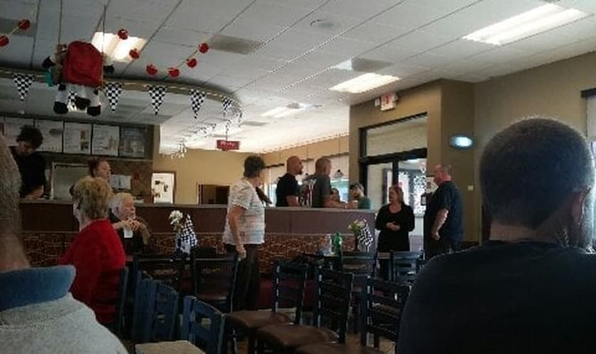 Igreja White Oak Community realizou sua reunião dentro da Chick-fil-A. (Foto: Tricia Turpin Goza)