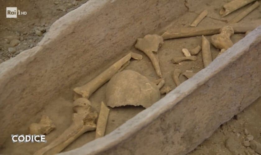 Os ossos foram descobertos debaixo de uma placa de mármore por um funcionário da igreja. (Foto: Codice/Rai Uno)