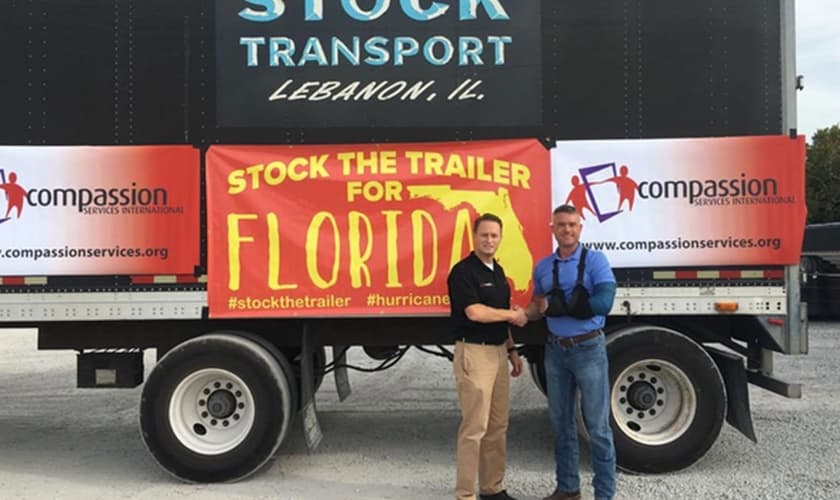 Pastor Luke Levine (esquerda) e Rob Stock (à direita) se uniram para distribuir suprimentos às famílias afetadas pelos furacões nos EUA. (Foto: Pinterest)