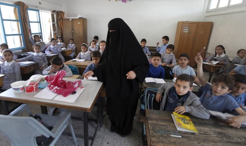 As crianças foram informadas que devem aprender o islamismo xiita ou serão expulsas. (Foto: AP).