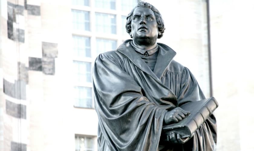 Estátua de Martinho Lutero em frente a Frauenkirche de Dresden, uma igreja Luterana na Alemanha. (Foto: Reprodução)