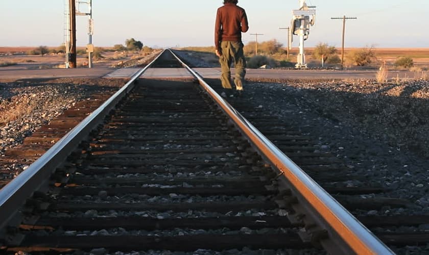 Imagem ilustrativa. Dominique estava deitado numa linha de trem, na Índia, quando foi salvo por Deus. (Foto: Shutterstock)