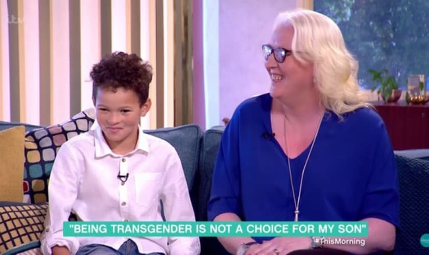 'Dexter' (à esquerda) tem sete anos e nasceu como menina, mas agora quer ser menino. (Imagem: Youtube)