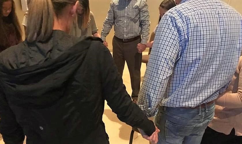 Moradores de Freeman se unem em oração, após um tiroteio em uma escola de ensino médio da cidade. (Foto: Facebook)