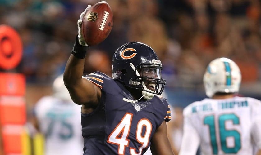 Sam Acho quer alcançar a Liga Nacional de Futebol dos EUA com o amor de Jesus Cristo. (Foto: Chris Sweda / Chicago Tribune)