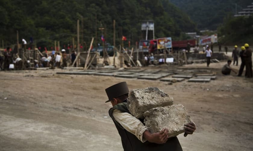 "Pelo menos 100 mil desses irmãos e irmãs estão presos em campos de trabalho", afirmou Eric. (Foto: Reprodução).