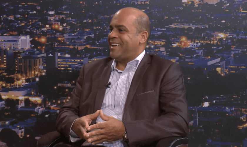 O pastor Richard contou que sua família também foi se convertendo ao cristianismo. (Foto: Reprodução).