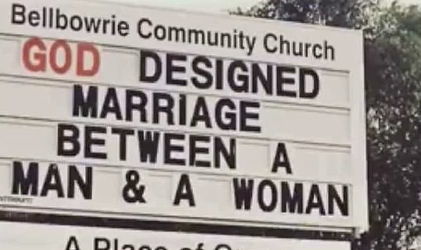 "Deus criou o casamento entre um homem e uma mulher", dizia a placa do lado de fora da Igreja da Comunidade Bellbowrie, em Brisbane, Austrália. (Foto: Daily Mail)