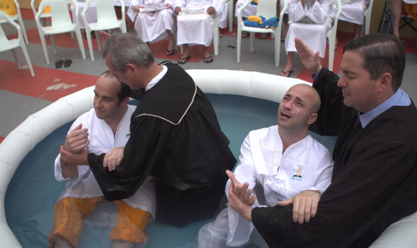 O batismo aconteceu no pátio da prisão. (Foto: ASN).