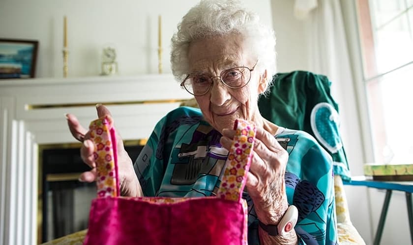 Eva está fazendo vestidos para serem enviados por todo o mundo. (Foto: Samaritan's Purse)