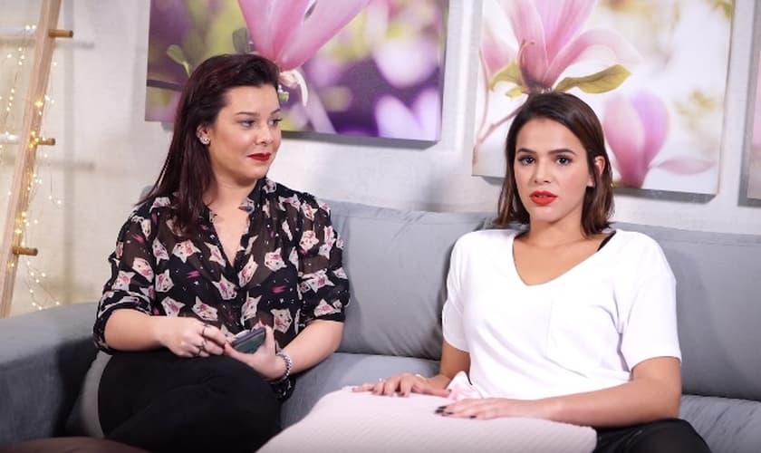 Bruna Marquezine falou sobre suas experiências com Deus no canal da Fernanda Souza. (Foto: Reprodução/Youtube)