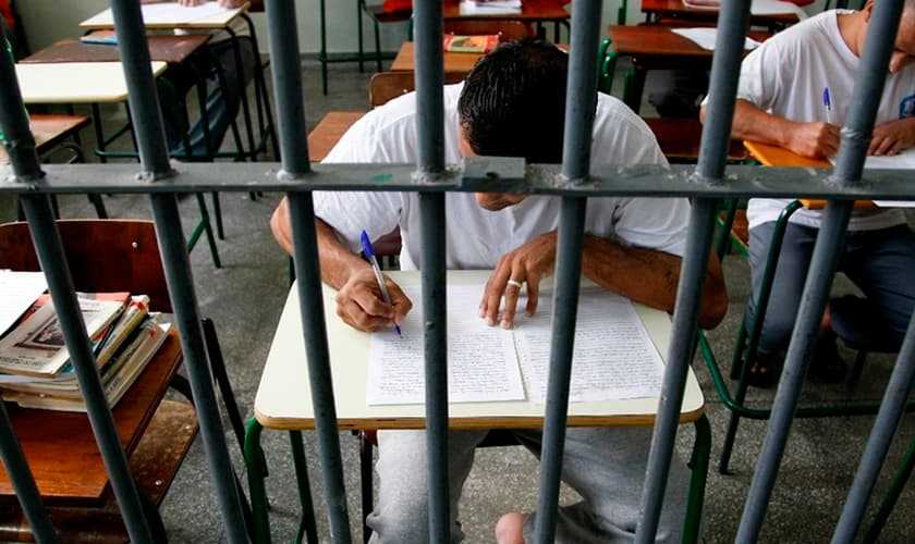 Professor usou a Bíblia para ensinar história aos alunos detentos. (Foto: Reprodução)