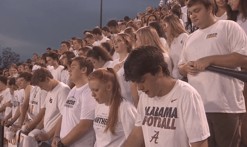 Multidão ora o ‘Pai Nosso’ em jogo de futebol após reclamação de ateus. (Foto: Fox 5 Atlanta)