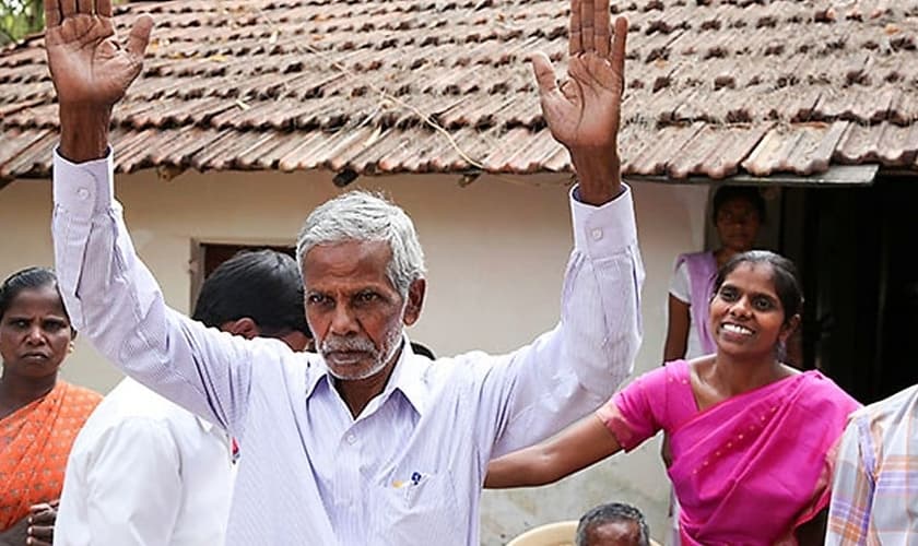 Pastor Jatya (de braços levantados) atua com seu ministério no sul da Índia. (Foto: Voz dos Mártires)