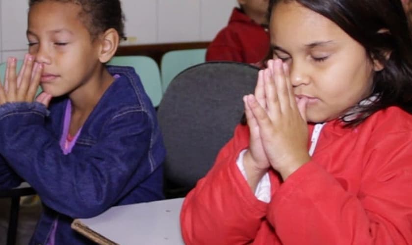 Crianças oram em escola. (Foto: Campo Grande News)