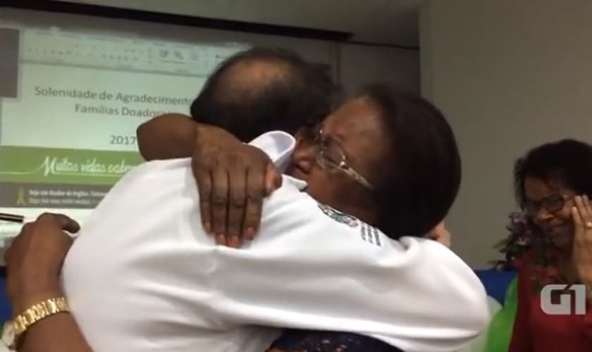 Mãe reencontra receptor do coração do filho falecido e não segura a emoção. (Foto: Reprodução/G1)