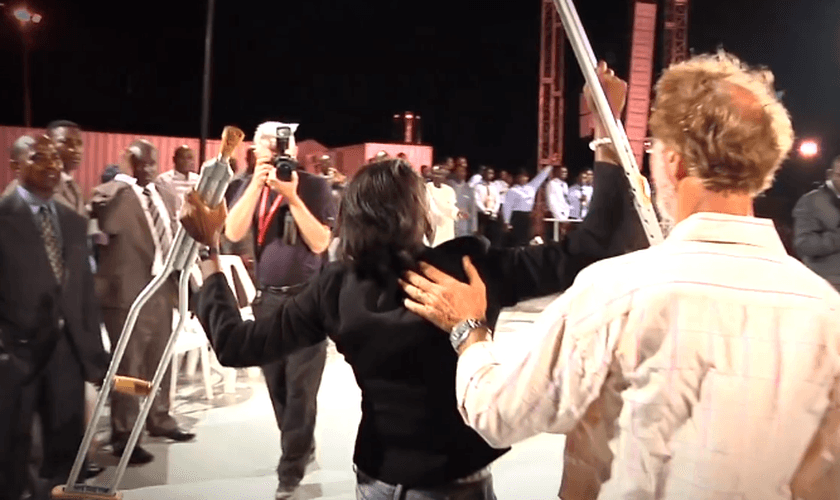 Mulher deixou muletas após receber oração de evangelista Daniel Kolenda. (Foto: Reprodução/Facebook)