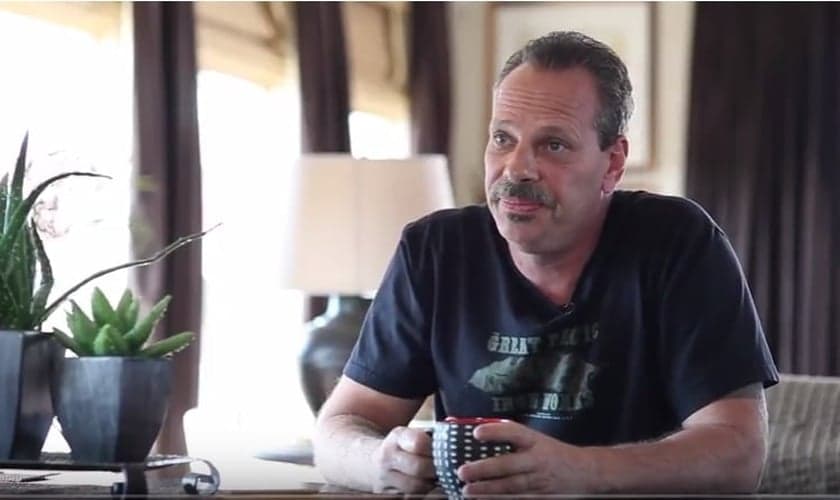 Keith Repult atualmente é pastor e aconselha pessoas viciadas em diversas áreas (pornografia, drogas, alcoolismo), ajudando-as a se livrar do vício. (Imagem: Youtube)
