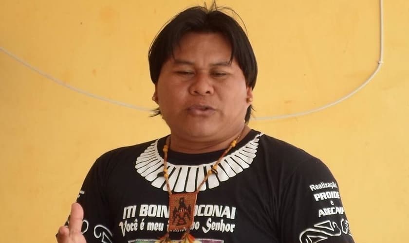 Silvério Orewawe está se dedicando aos estudos na faculdade de Letras para terminar de traduzir a Bíblia para a língua de xavante de sua tribo. (Foto: Facebook)