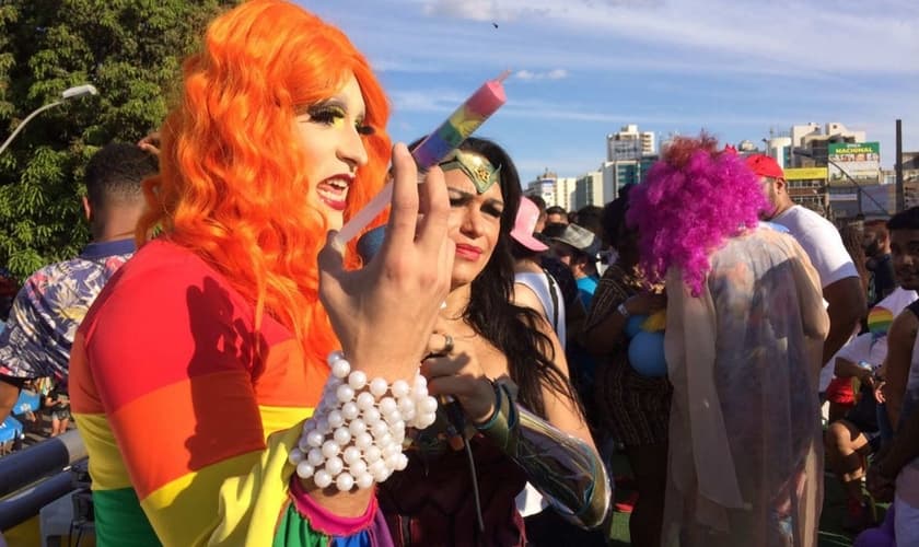 Drag queen expõe seringa colorida em referência à 'cura gay', durante parada gay no DF. (Foto: Michel Platini/Arquivo pessoal)
