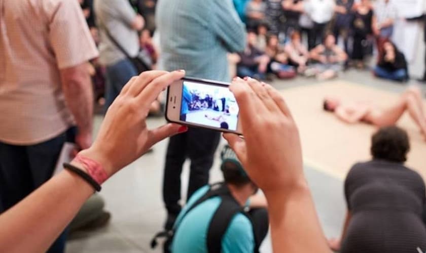 Artista nu durante a performance “La bête”, onde foi tocado por crianças. (Foto: Atraves\\)