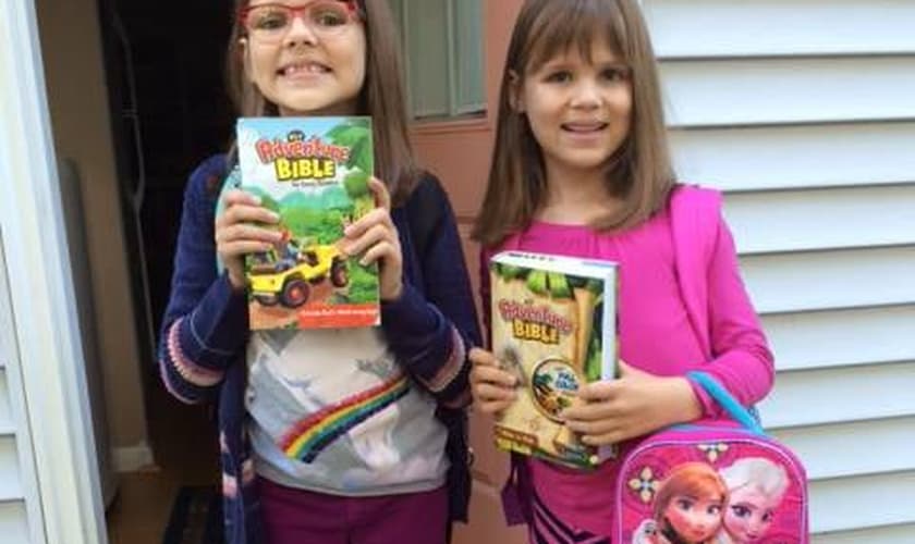As irmãs Katy, de 8 anos e Bayla, de 7 anos, também levaram suas Bíblias para a escola. (Foto: Bring Your Bible to School)