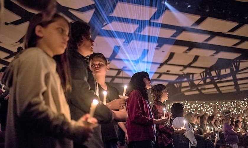 Vigília reuniu mais de 3 mil pessoas na Igreja Canyon Ridge, em Las Vegas. (Foto: NY Times)