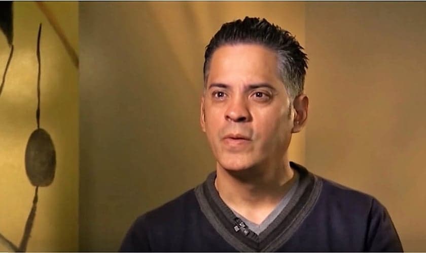 John Ramirez foi um bruxo de 'grande poder' em sua juventude, mas acabou entregando sua vida a Jesus e hoje é um evangelista. (Imagem: Youtube)