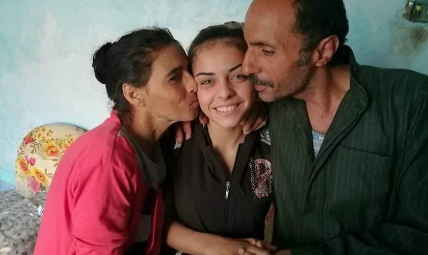 Marilyn com seus pais após seu retorno para a família. (Foto: World Watch Monitor).