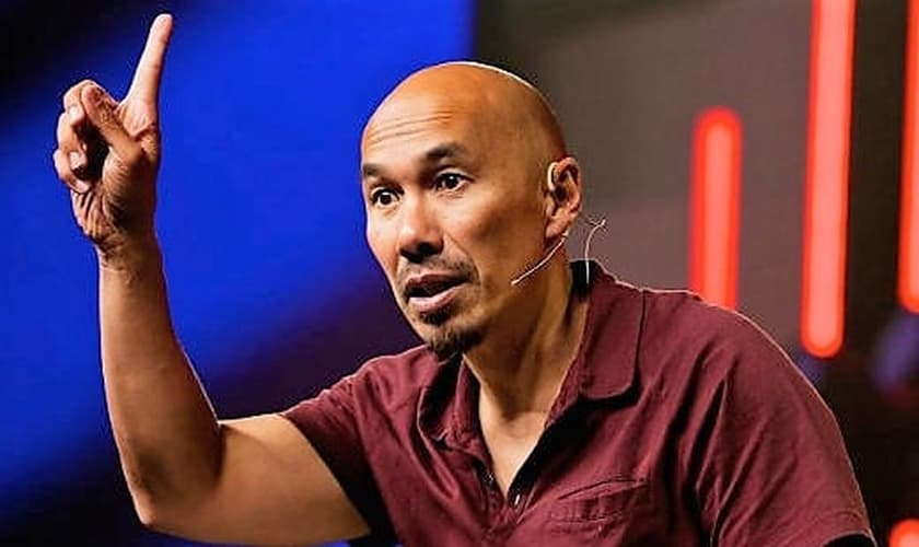 Francis Chan tem 50 anos e lidera o ministério 'We Are Church' ('Somos Igreja'), nos EUA. (Imagem: Youtube)