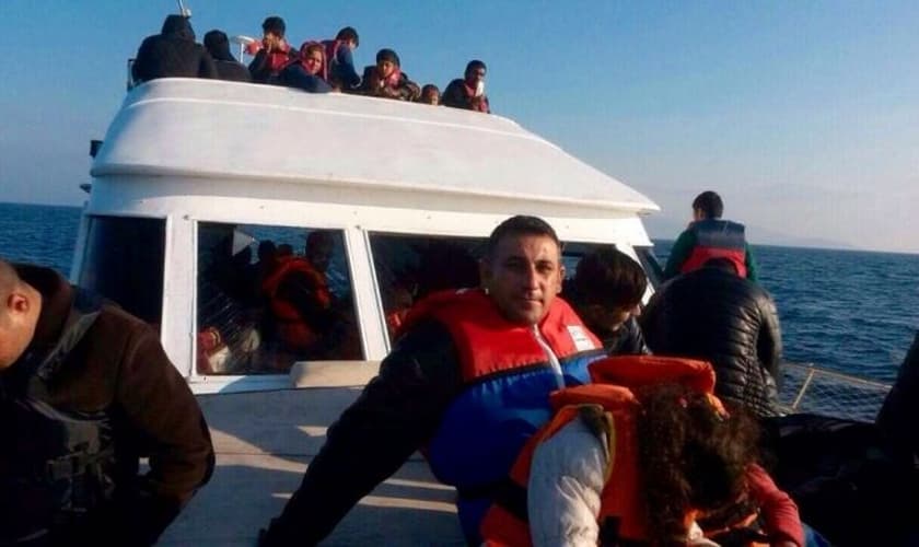 Saad e suas duas filhas no Mar Mediterrâneo durante fuga do Iraque, em agosto de 2014. (Foto: Arquivo pessoal)