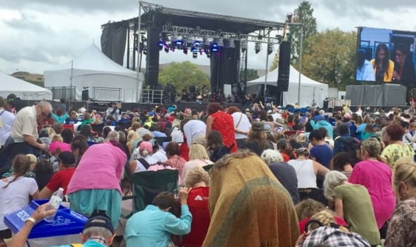 Cristãos ajoelhados em oração no National Mall, em Washington, nos EUA. (Foto: The Christian Post)
