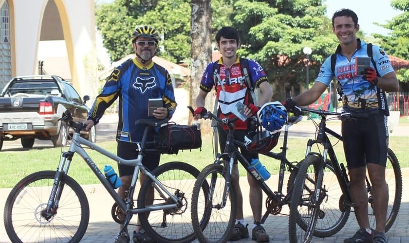 Os missionários vão enfrentar 200 quilômetros de pedalada. (Foto: Mariana Canto/Pedalando por Bíblias)