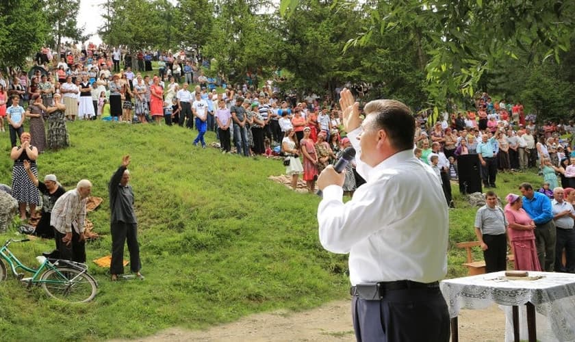 Evangelista Ghiorghi Cazacu durante prega nas ruas do leste europeu. (Foto: Gospel Ministries International)