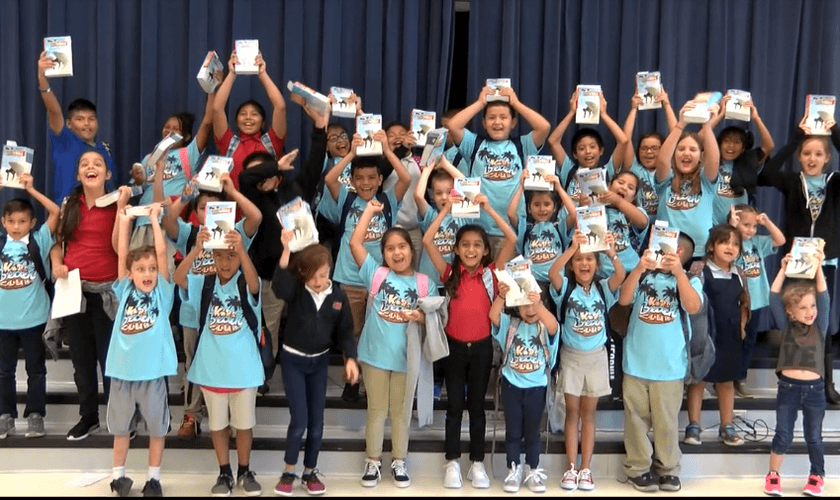 A sala estava cheia de voluntários, crianças e funcionários. (Foto: Reprodução).