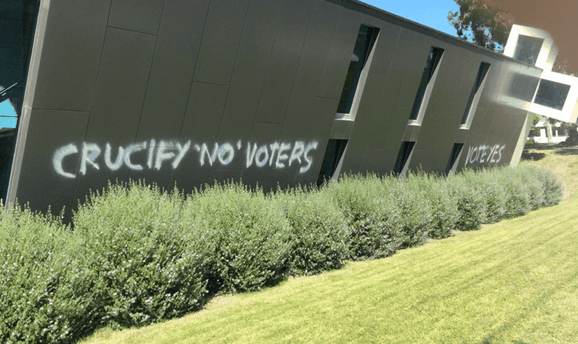 As pessoas que praticaram o vandalismo chamaram os cristãos de "fanáticos". (Foto: Coalition for marriage Australia).