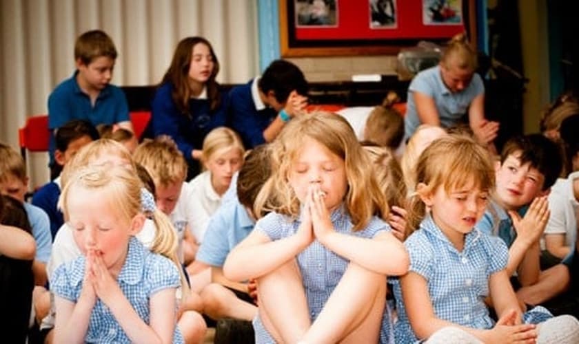 Alunos oram em escola primária europeia. (Foto: Crayke Primary School)