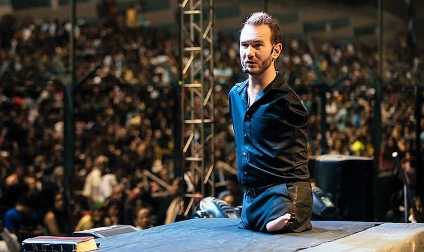 Nick Vujicic viaja por diversos países do mundo, pregando o Evangelho e compartilhando seu testemunho de superação. (Foto: beliefnet.com)