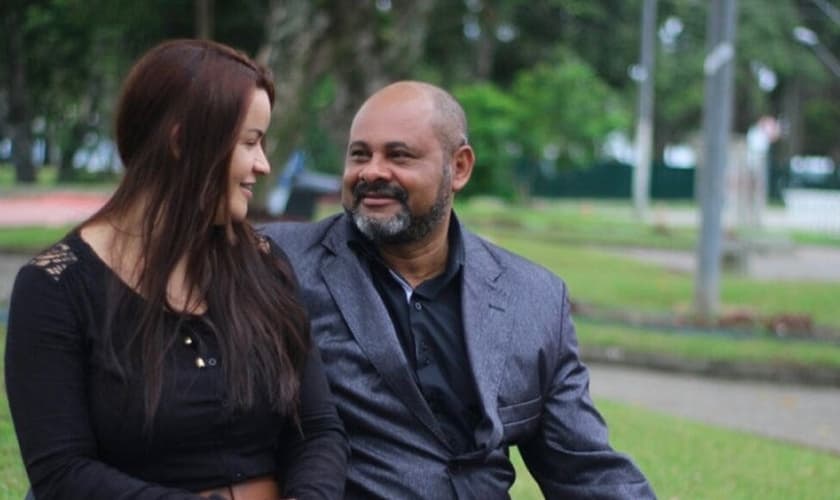 Arlindo Xavier ao lado de sua esposa, Marcela, que enfrentou os momentos difíceis ao seu lado. (Foto: Arthur Xavier)