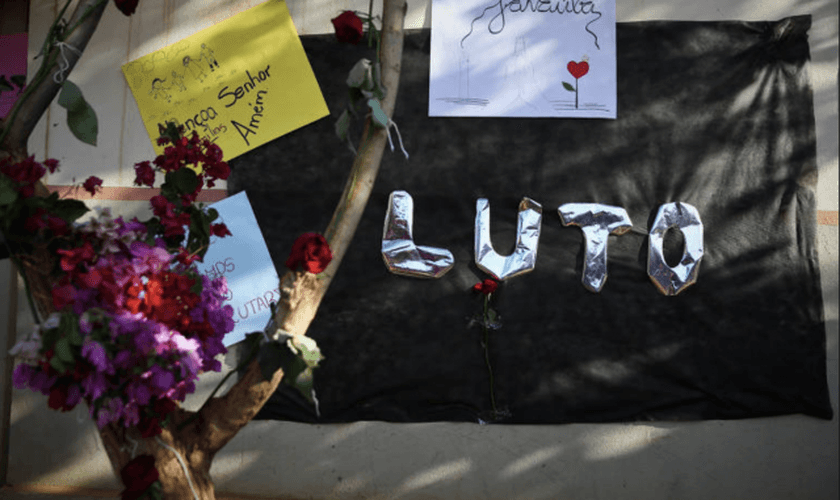 Centenas de pessoas fizeram homenagens às vítimas do incêndio na escola de Janaúba. (Imagem: Captura de Tela)