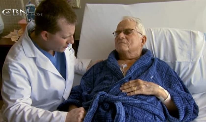 Médico ora com paciente em hospital. (Foto: CBN News)